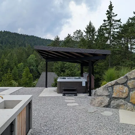 Pine Hill Ruby With Free Jacuzzi בקתה